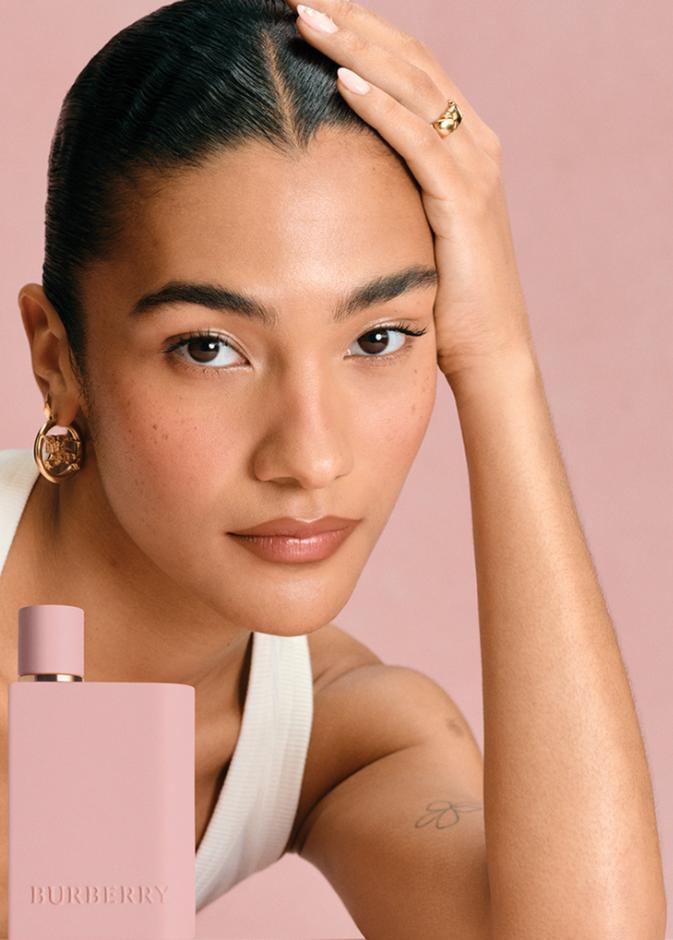عطر Burberry Her Parfum: قصة حرية وأناقة بلمسة جريئة من لندن