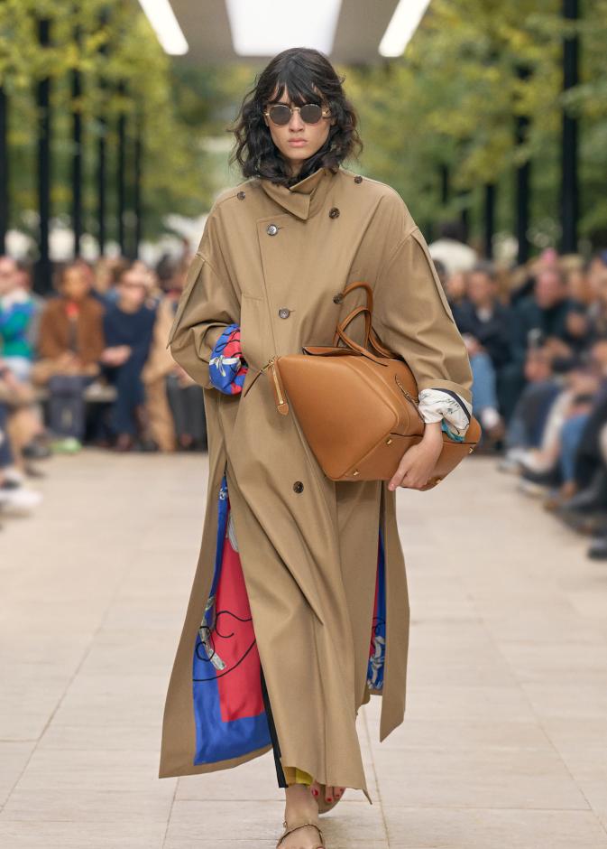 ترانش من ‏Céline‏ بلمسة معاصرة تتجسد ببطانته الملونة