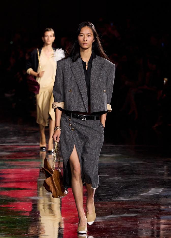 تنورة كلاسيكية بلمسة عصرية من Chanelمن مجموعة الأزياء الجاهزة لربيع وصيف 2026