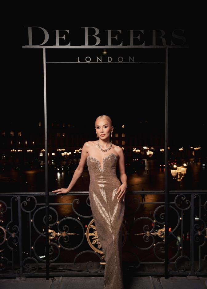 دار دي بيرز لندن DE BEERS تُضيء ساحة فاندوم