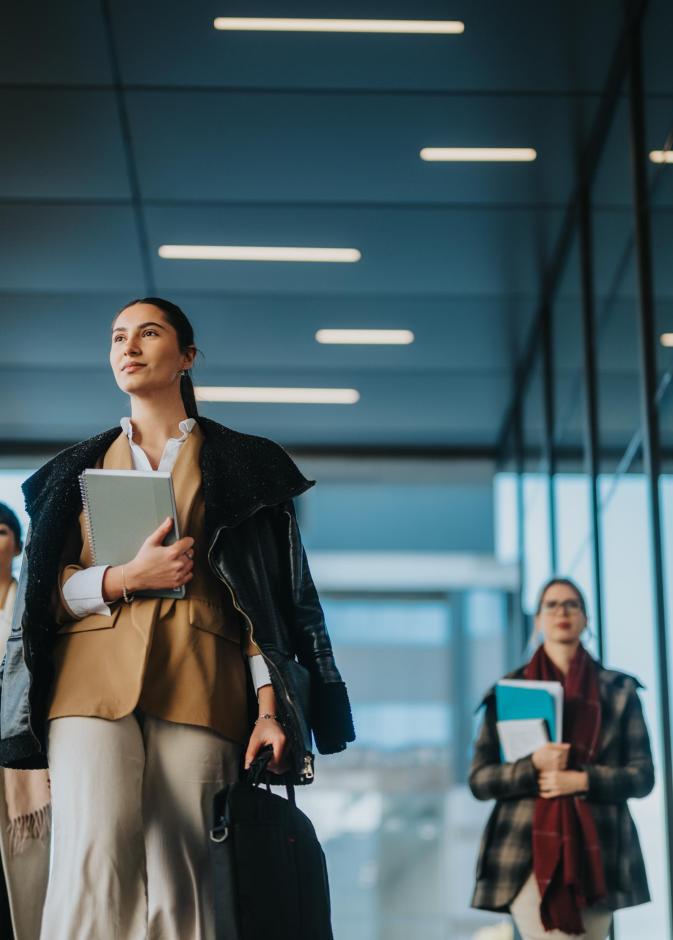 الاستثمار الواعي: كيف يدعم استقلالكِ المادي حريتكِ في اتخاذ قراراتكِ المصيرية؟