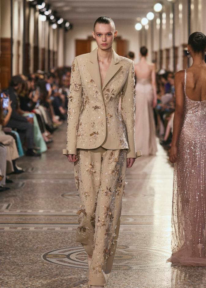 إطلالة من ‏Georges Hobeika‏ ضمن مجموعة الأزياء الجاهزة لربيع وصيف ‏‎2026‎