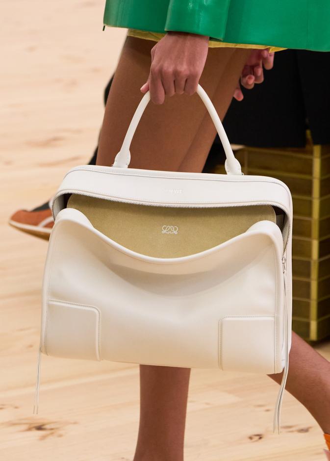 حقائب كبيرة لكن عملية من Loewe