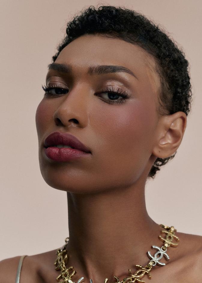 جلسة تصويرية خاصة لـ "هي" من CHANEL:  قوة الغموض وأناقة التمرد