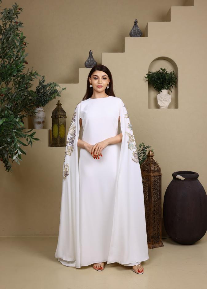 عباءة بيضاء مع أكمام مفتوحة وطويلة من Abayat Jadayel