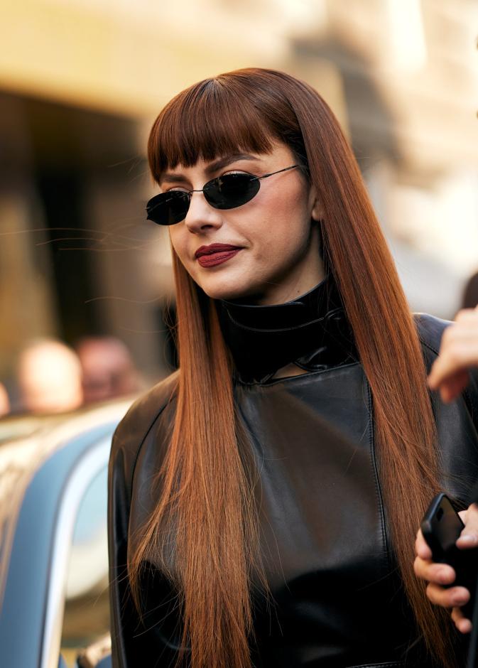 اللون النحاسي يمنح الخصل إشراقة واضحة وحركة بصرية تجعل الشعر يبدو أكثر حياة وديناميكية