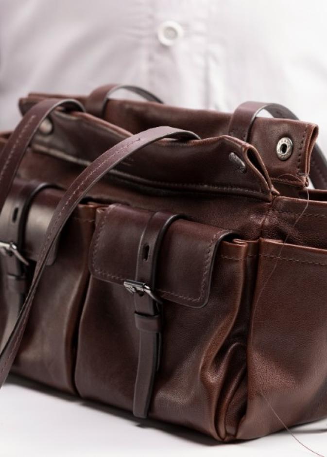 صور حصرية لمجلة "هي" من كواليس صناعة حقيبة ‏Prada Route‏ ‏