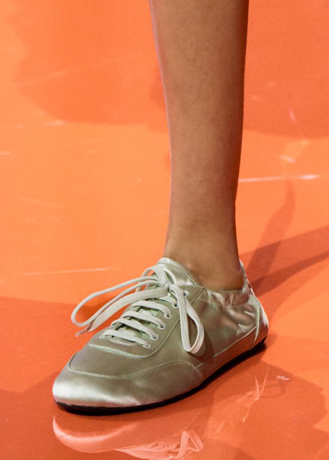 حذاء بالساتان اللامع العاجي من مجموعة ربيع وصيف 2026 من Prada