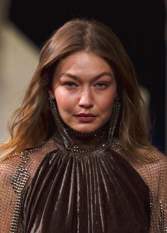 صيحات جمالية مشرقة في اليوم الاول من أسبوع الموضة لشتاء 2027