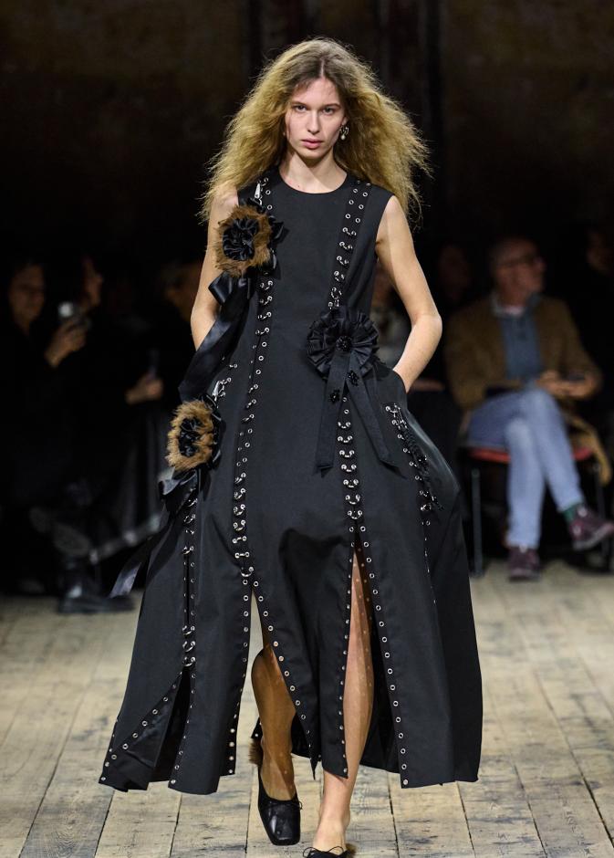 مجموعة سيمون روشا لموسم خريف 2026 مزيجاً بين الرومانسية والعملية