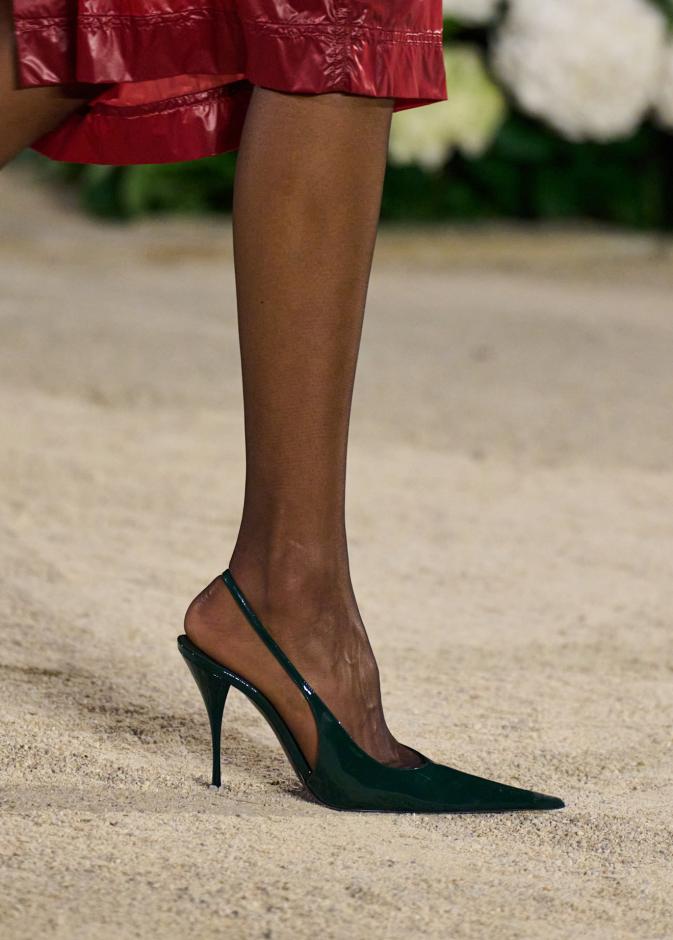 تنسيق لون كعب أسود مع الأحمر من Saint Laurent