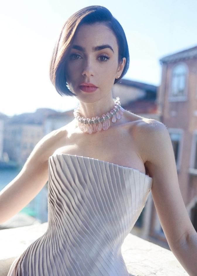 ليلي كولينز تبرز جمالها الناعم في شخصية أودري هابرن