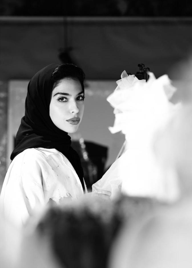 خاص لـ"هي": بثينة المفتاح تعيد قراءة الثوب القطري في آرت بازل الدوحة 2026