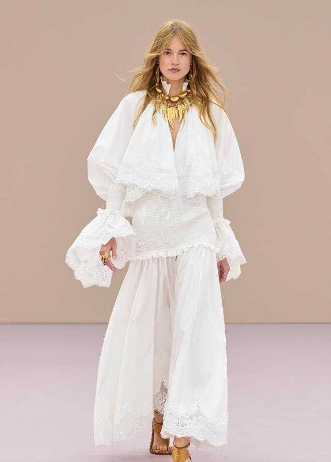 إطلالة بالأبيض من Zimmermann