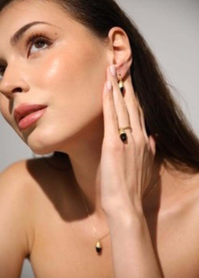 طقم من الحلق والسلسال والخاتم من تصاميم Ulia Jewelry