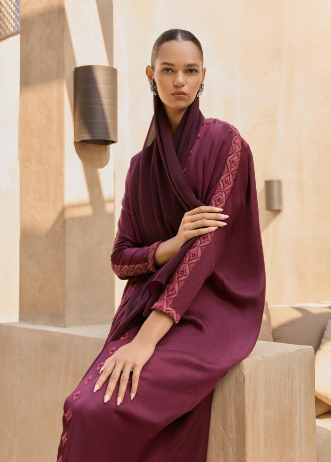 عباية باللون البرغندي من dal.thebrand 