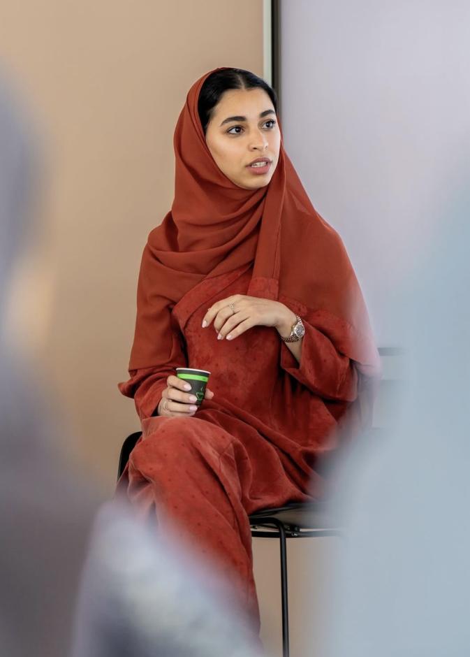 القيمة الفنية السعودية سارة العرفي لـ"هي": المعرض تجربة فكرية لا حدث بصري