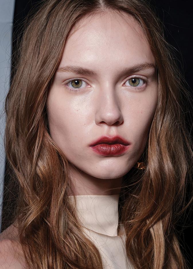 دليلك لإطلالة رومانسية متكاملة من الشفاه إلى العطر في شهر فبراير