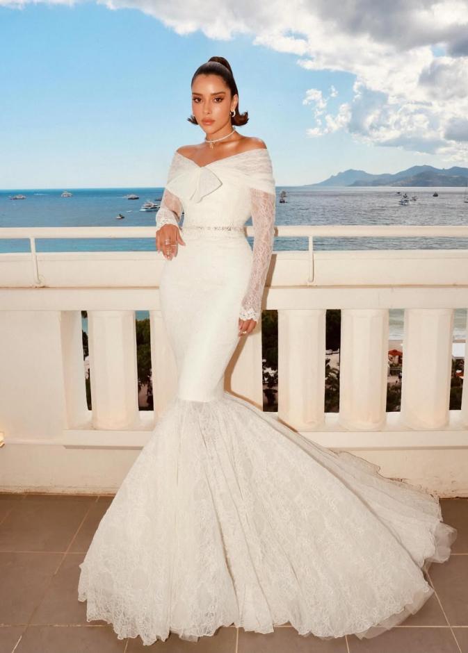 فستان ابيض عرائسي من بلقيس فتحي يغطيه الدانتيل