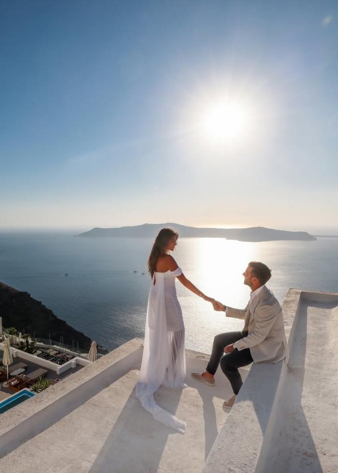 سارة مراد مع زوجها في اليونان