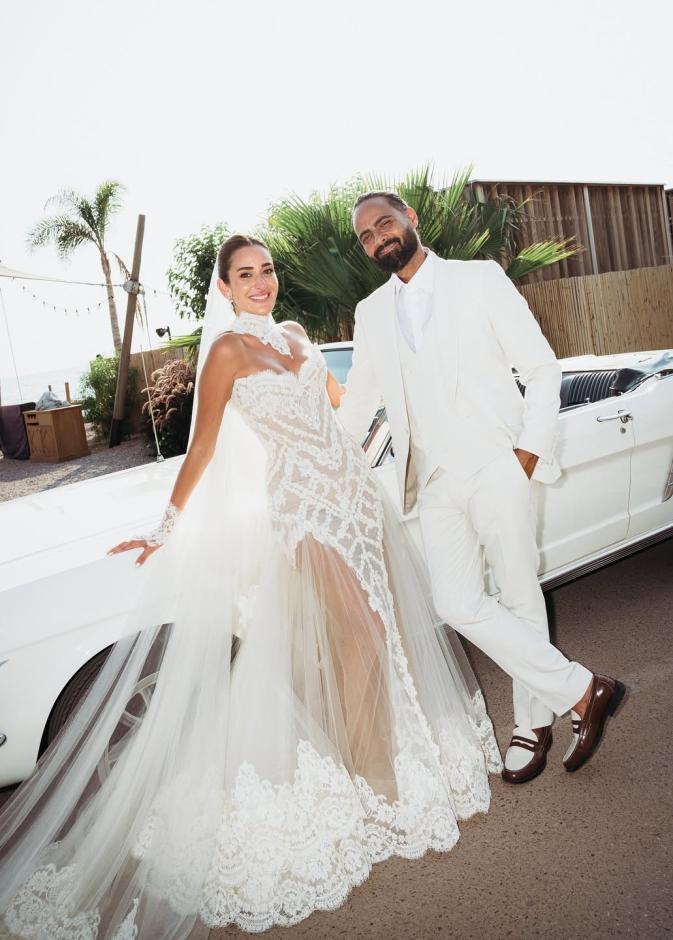 إلتقطت امينة خليل صورا رومانسية مع زوجها في حفل زفافها الثاني