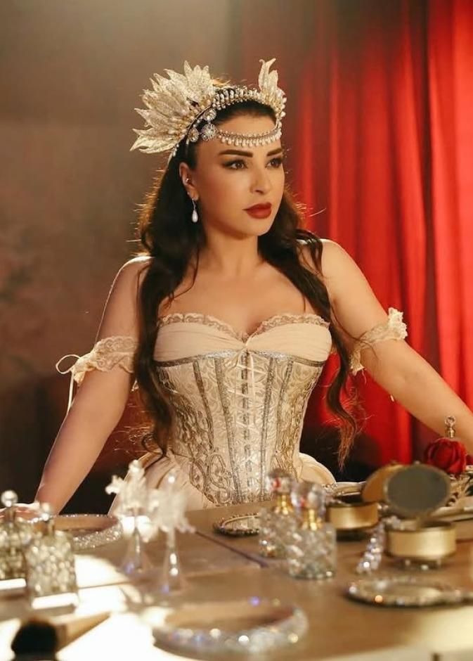 إطلالات أبطال مسلسل "بالحرام" بين الأزياء المسرحية والكاجوال وتتصدرهن ماغي بو غصن ..بالصور