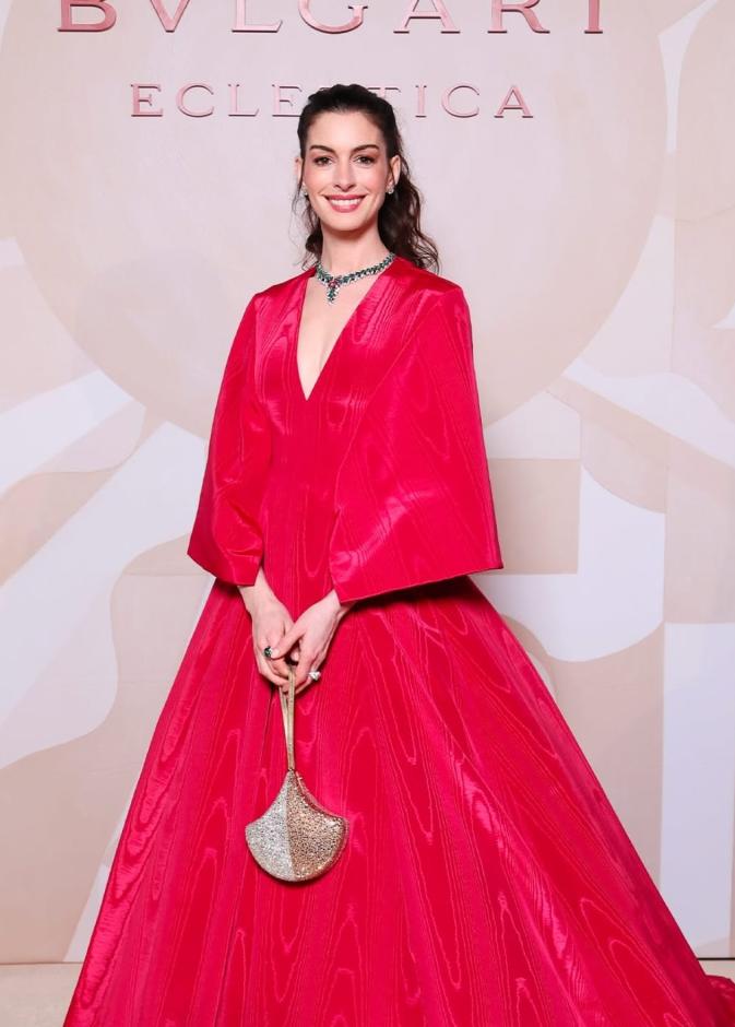 آن هاثاواي بثوب سهرة حالم من توقيع دار أزياء Valentino