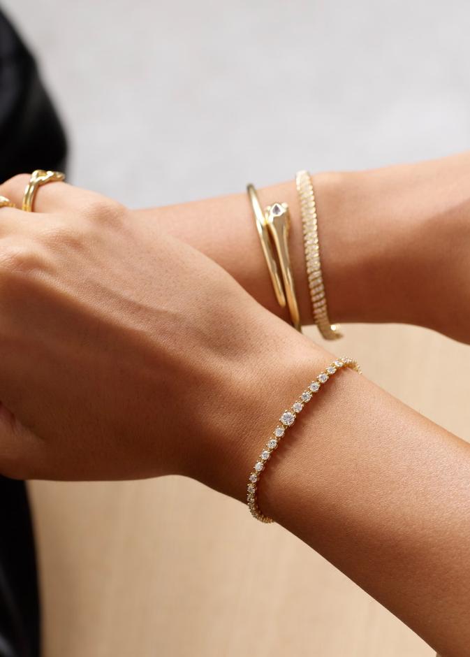 أجمل موديلات أساور التكديس لاطلالة مشرقة ولافتة