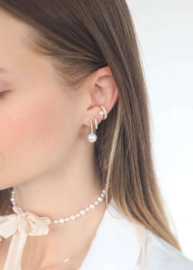 أقراط ذهب ناعمة تلائم اطلالة العمل الربيعية