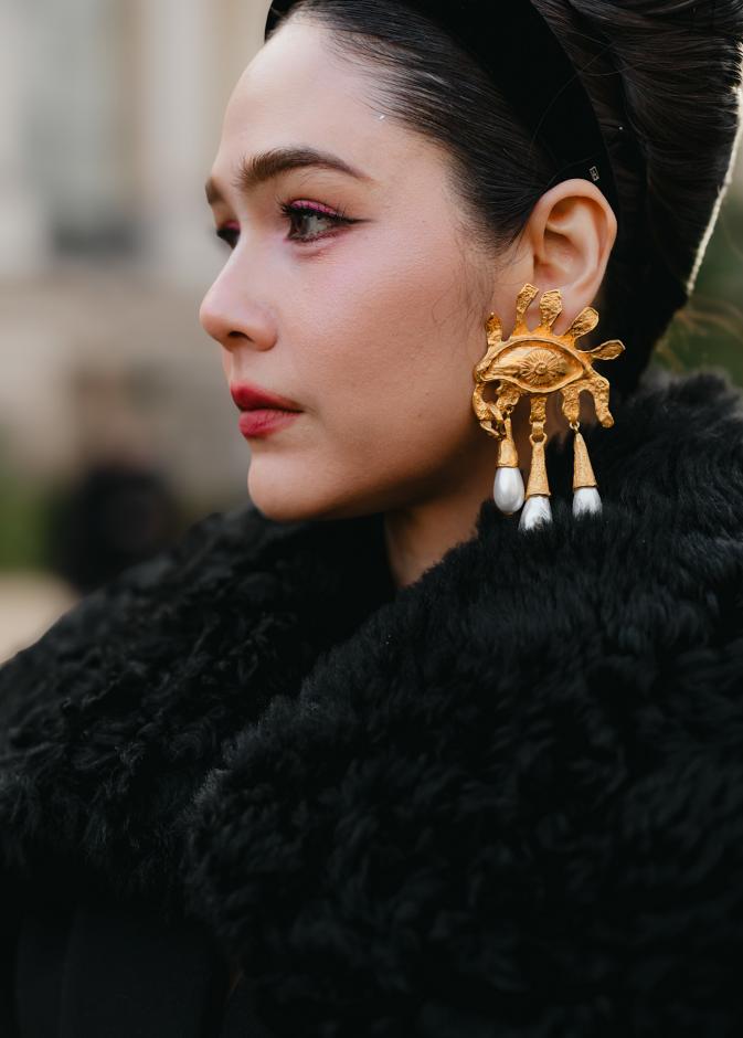 أقراط ذهبية على شكل عين