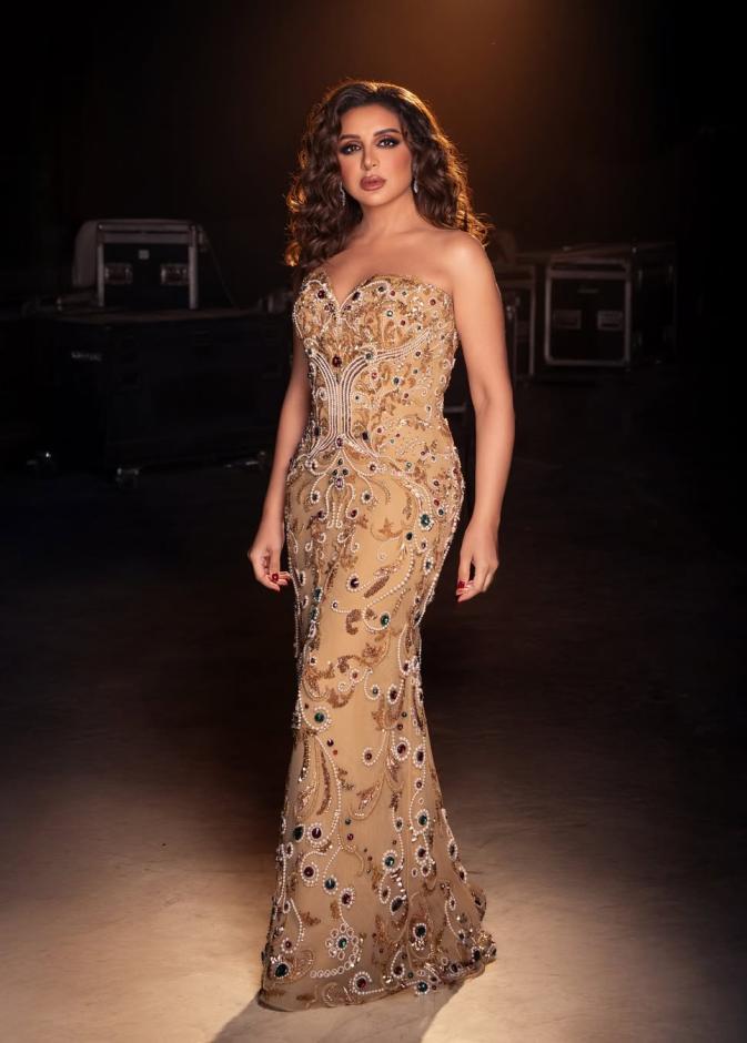 أنغام بفستان سترابلس طويل بلون نيود فاتح