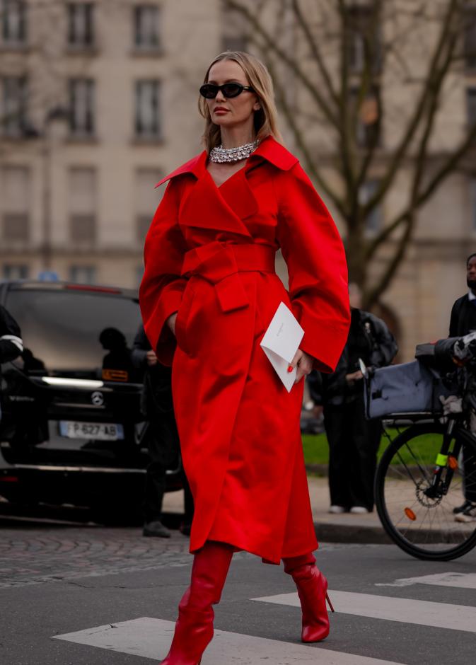  ‎  إطلالة باللون الأحمر تعبر عن القوة والثقة من شوارع باريس