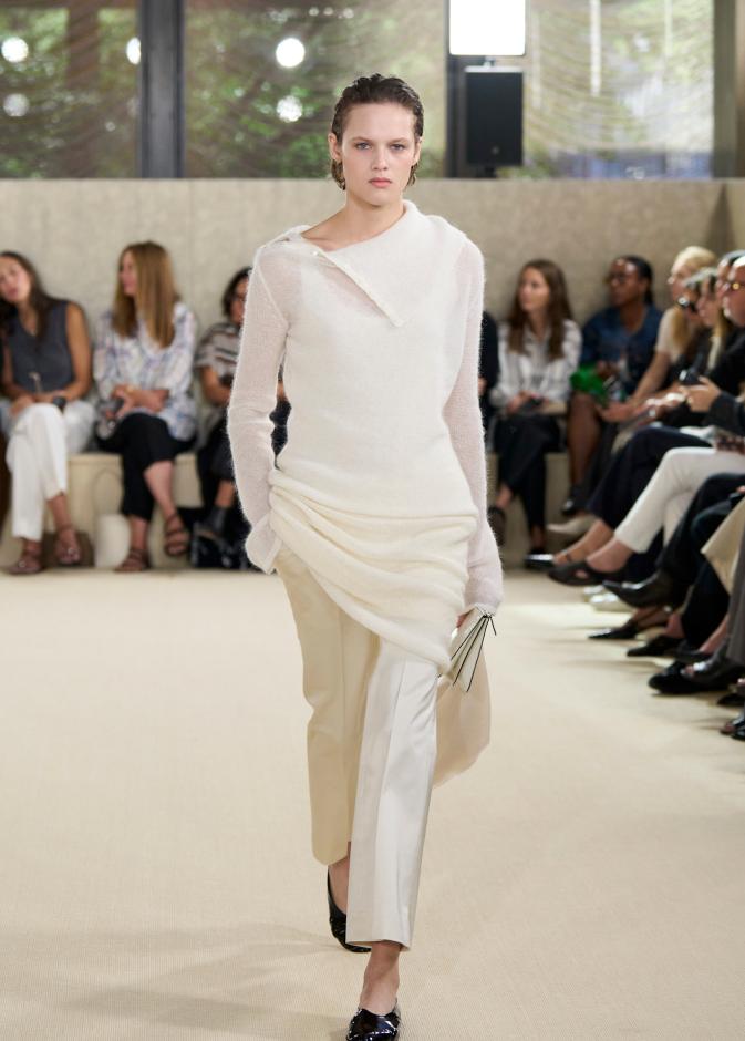 إطلالة ناعمة بمبدأ الـDraping‏ من ‏Toteme‏  ‏