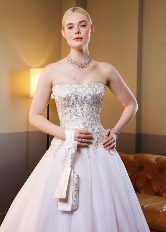 إيل فانينغ بفستان رقيق باللون الأبيض