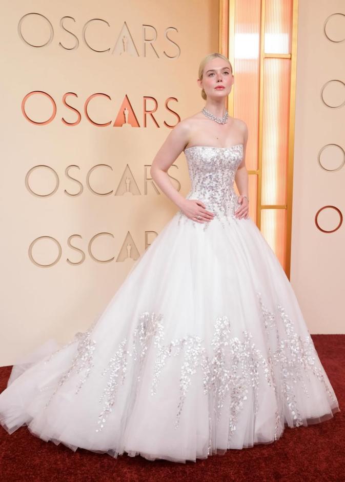 إيل فانينغ بفستان عرائسي أبيض