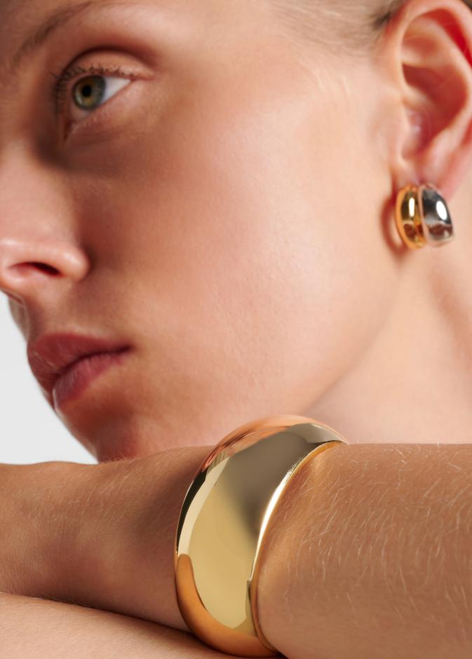 الأساور العريضة من أبرز صيحات اطلالات شهر رمضان