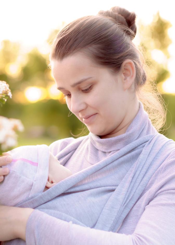 الأم كصانعة أجيال تربي بحب ودفء وتعدهم لمواجهة الحياة بثقة