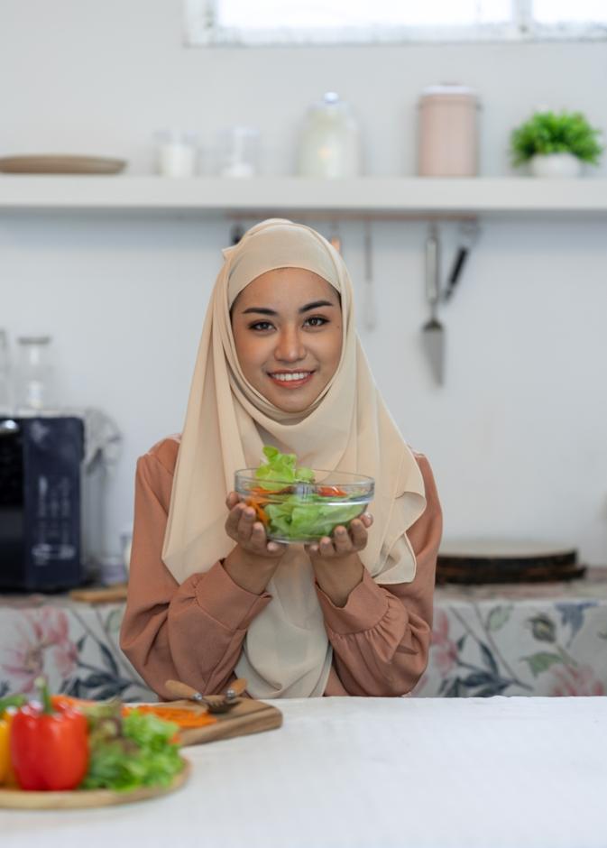 الالتزام بنظام غذائي متوازن أساسي لصيام المراهقين