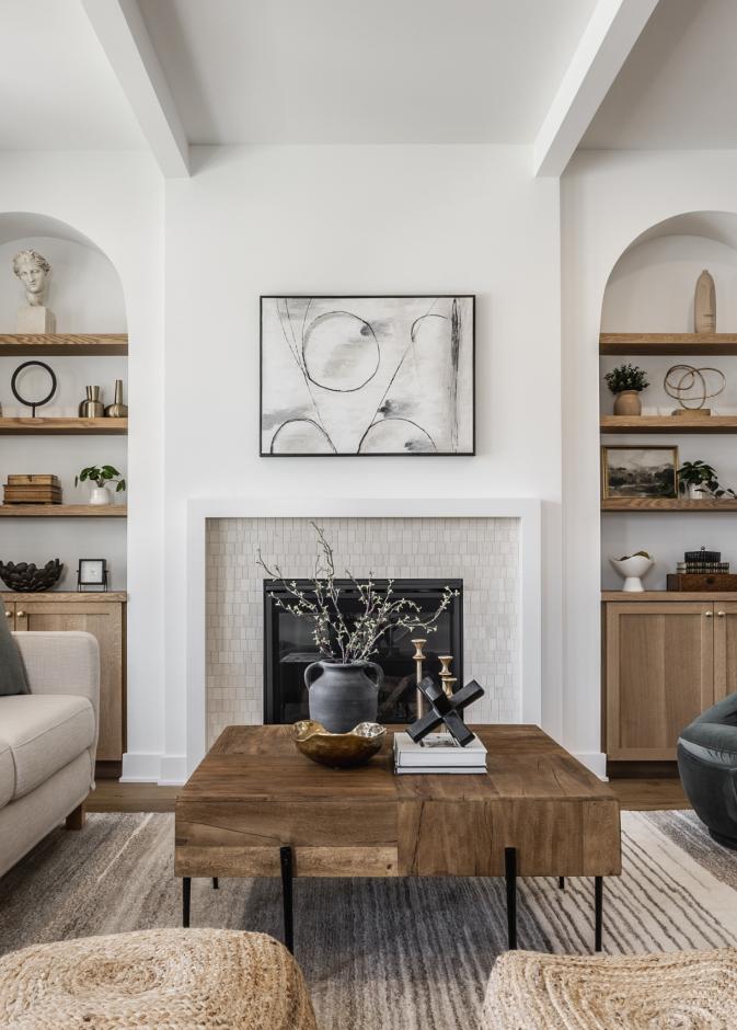 بمجموعة من الأفكار المميزة التي يمكن بها تحويل غرفة المعيشة البيضاء الجدران لمساحة نابضة بالحياة