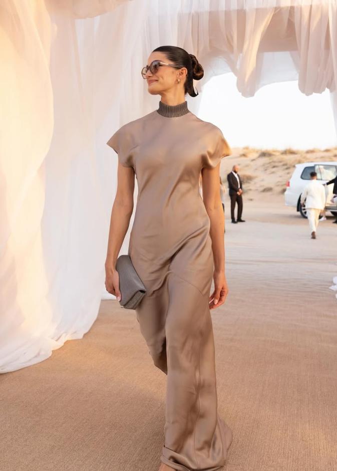 تارا عماد بستايل فستان حريري بلون نيود 