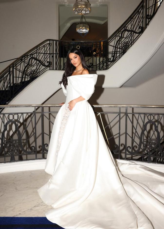 تالا العقيل ثوبا دراماتيكيا باللون الأبيض الموحد