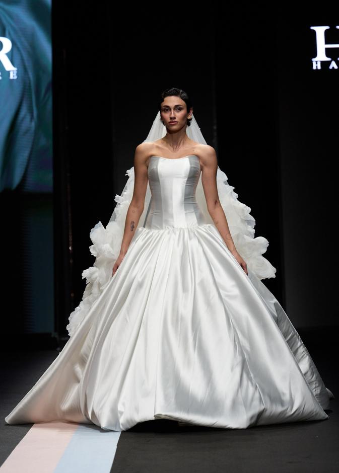 تحفة هندسية في عروض Hazar Couture