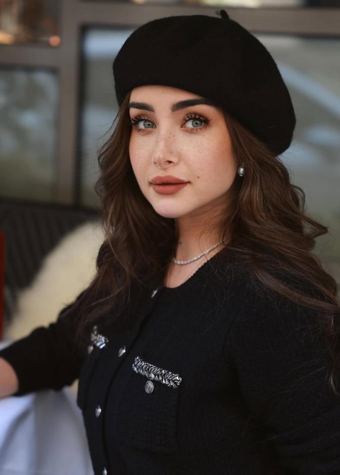 تطبق هنا الزاهد ستايل مختلف للمكياج يكشف عن جمالها الطبيعي 