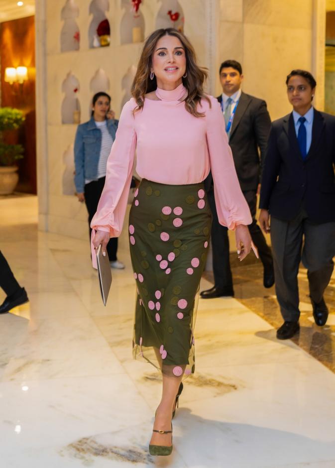 تنسيق للملكة رانيا يزهو باللون الزهري