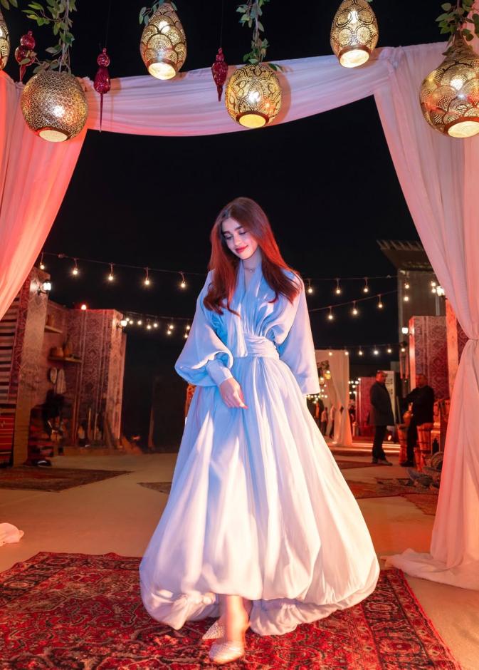 إطلالات توانا الجوهري بفستان فضفاض باللون الأزرق