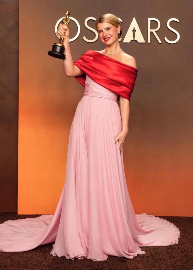 جيسي باكلي أطلت بفستان ملون