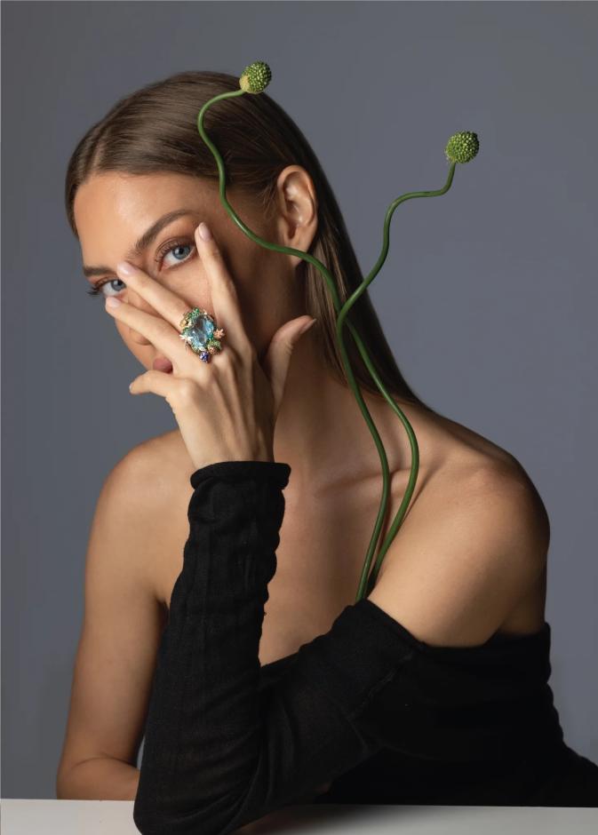 خاتم مرصع بأحجار كريمة من Mariyeh Ghelichkhani