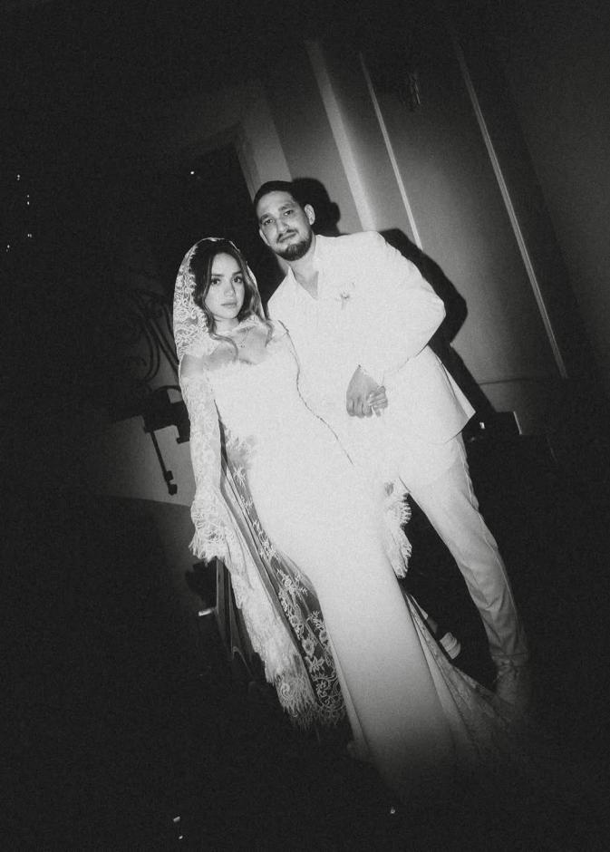 رنا رئيس مع عريسها خلال عقد قرانها 2025