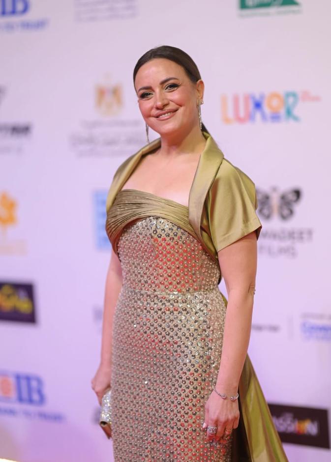 ريهام عبدالغفور بفستان سهرة طويل مع لمسة دراميه من الحرير