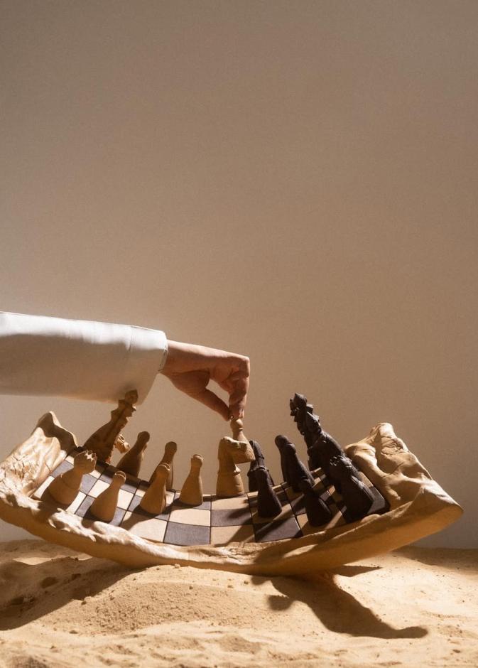 خاص لـ"هي": صالح العجمي… حين تتحول المادة والمكان إلى أساس العمل الفني